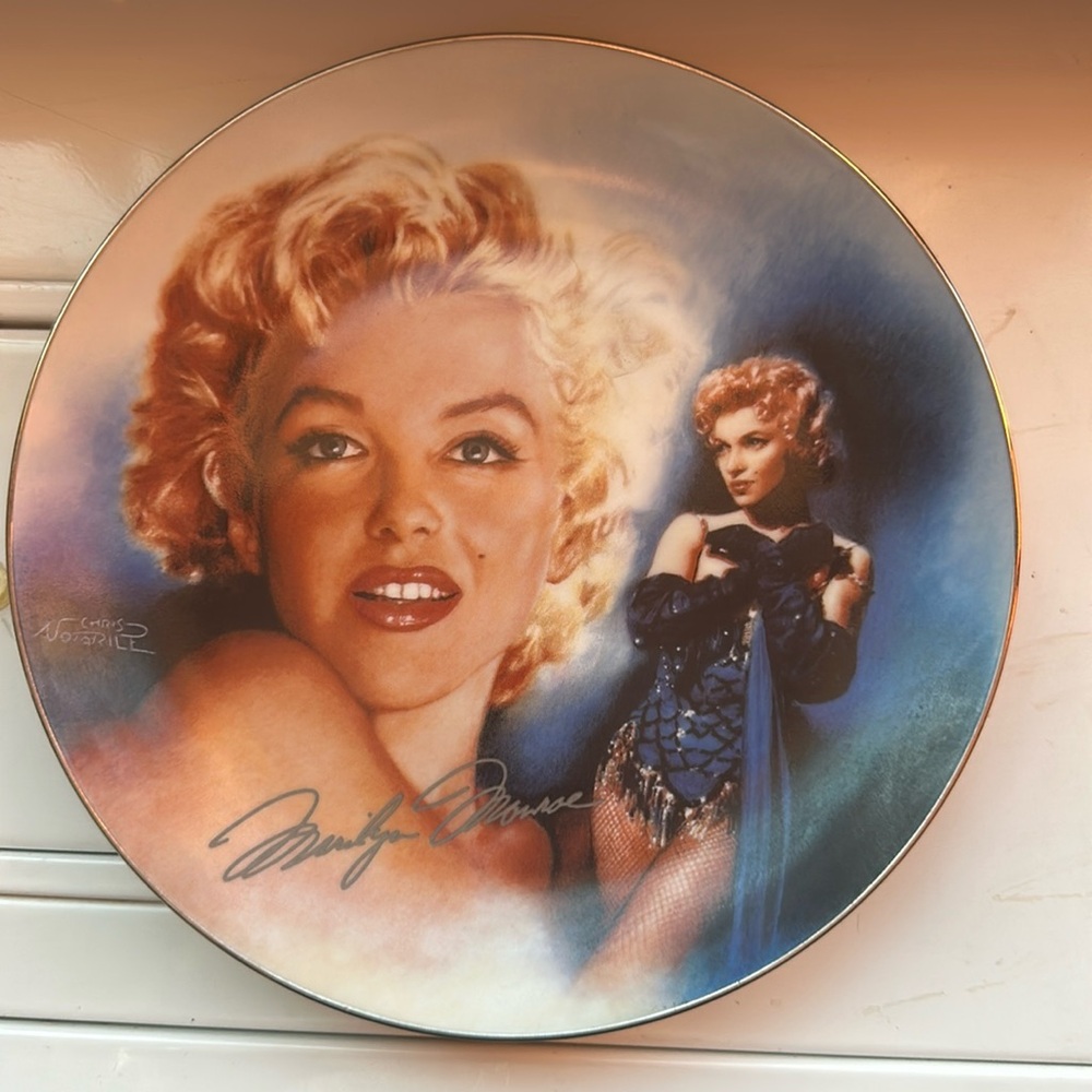 Vintage Bradford Exchange Marilyn Monroe Sparkling Cherie collection plate.